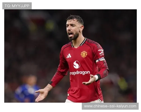 B费旅行途中分析比赛录像，展现极强职业自律与足球洞察