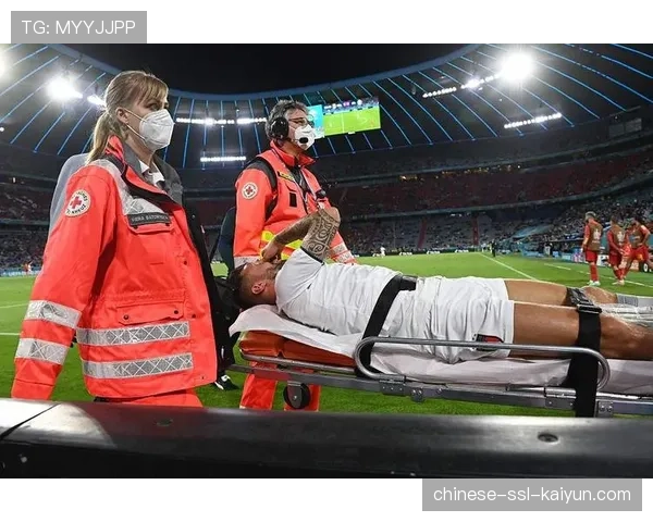 罗马后卫斯皮纳佐拉恢复合练，德罗西在三中卫与四后卫体系间多了一个选择